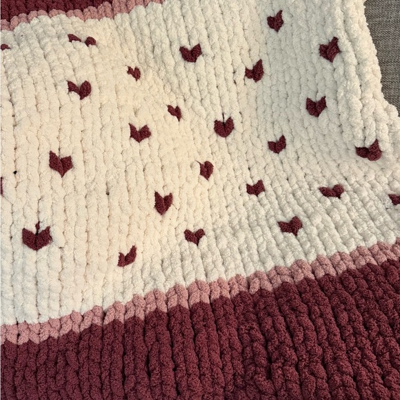 Chunky knit Valentine’s blanket - Picture 5 of 5